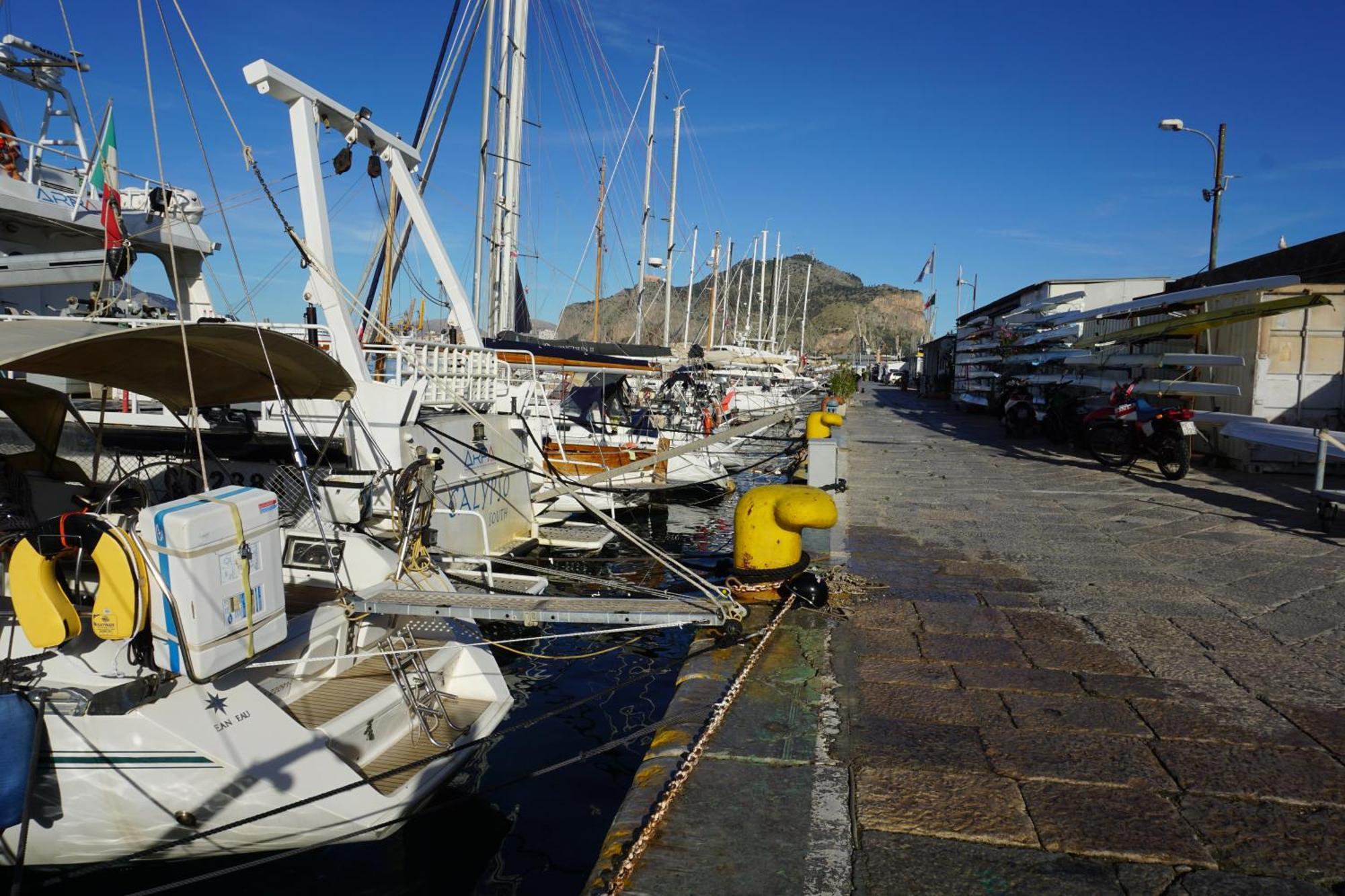 Gloria Sailing Bateau-hôtel *